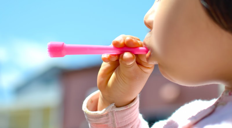 シャボン玉をしている子供